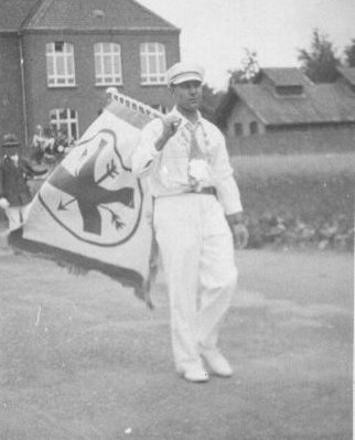 Heinrich Hahn als Fahnenschwenker