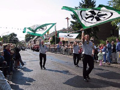 In der Parade mit Kopf-Sonne