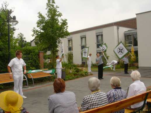 Fahnenschwenker nach der Parade im Altenheim St. Josef